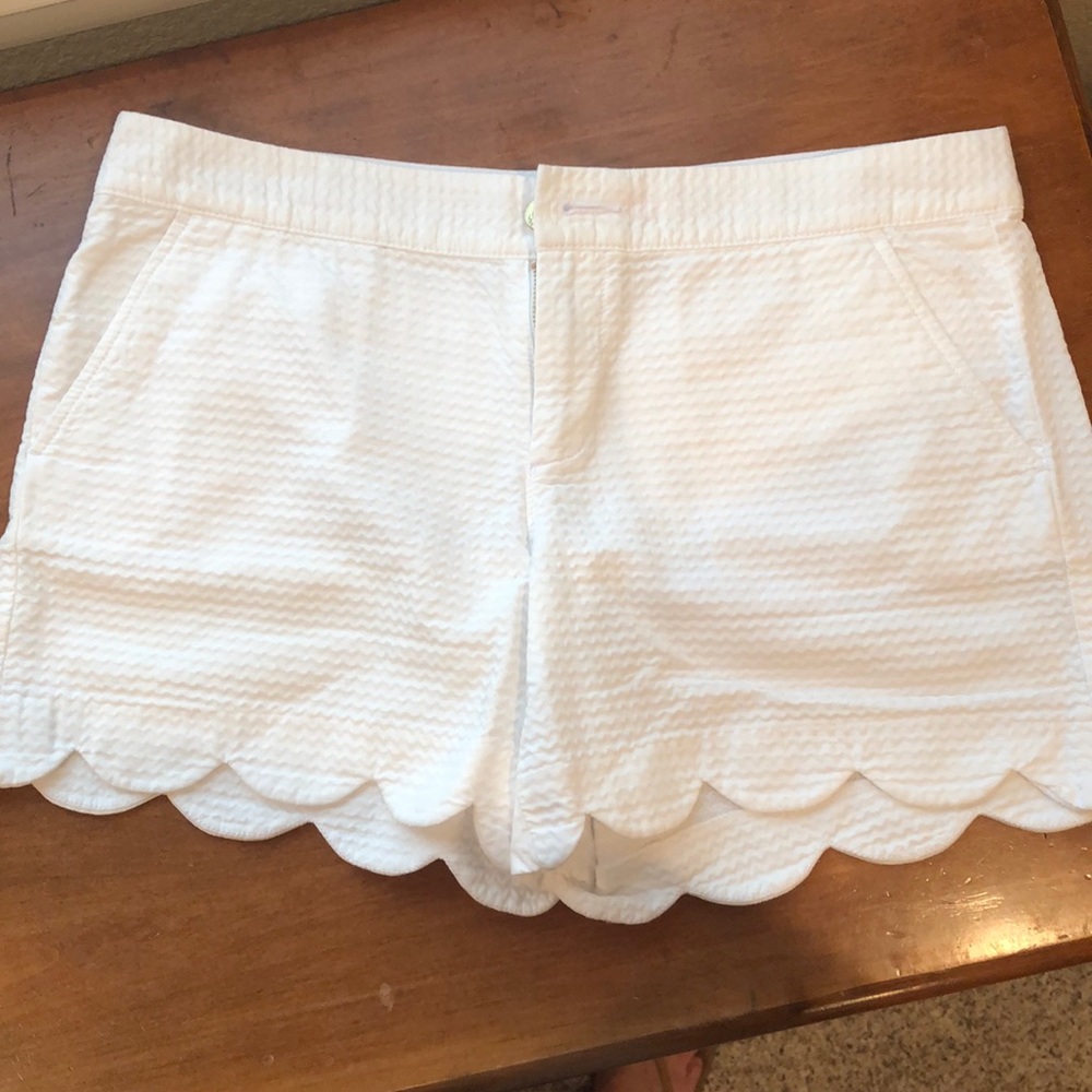 Lilly Pulitzer scalloped edge, slash pocket shorts. EUC!